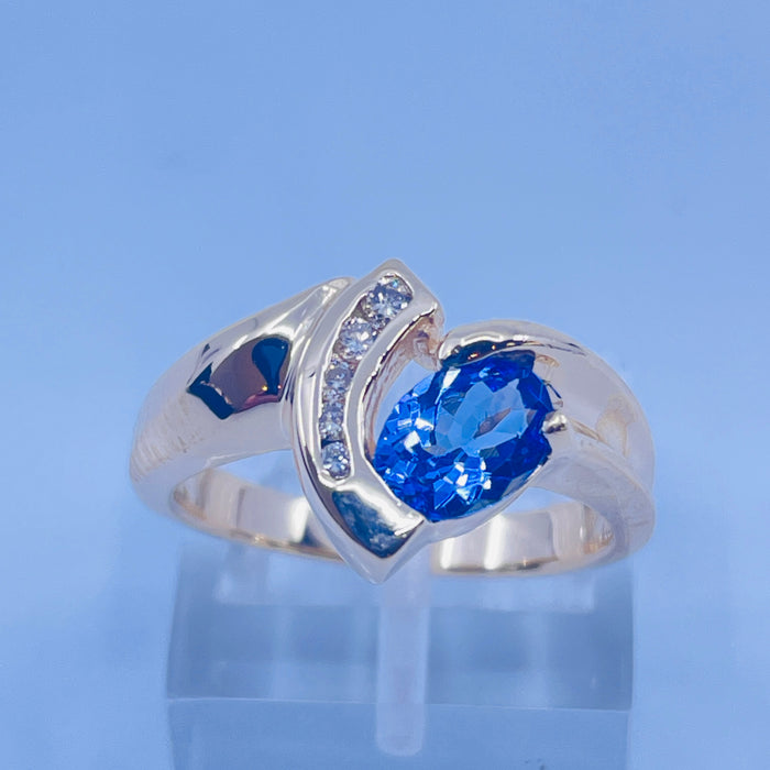 14kt Yellow Gold oval Tanzanite and 5 Diamond Ring