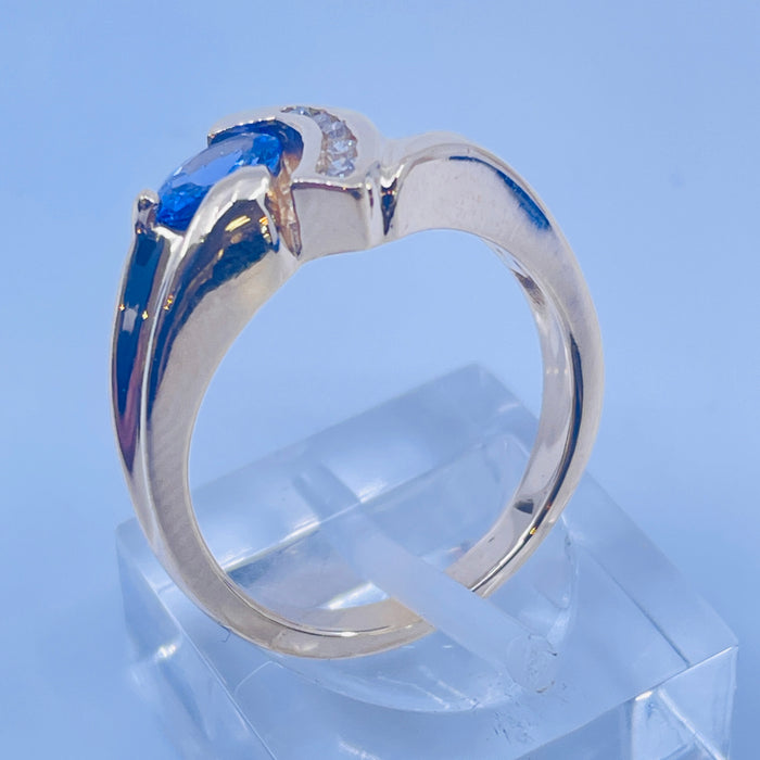 14kt Yellow Gold oval Tanzanite and 5 Diamond Ring