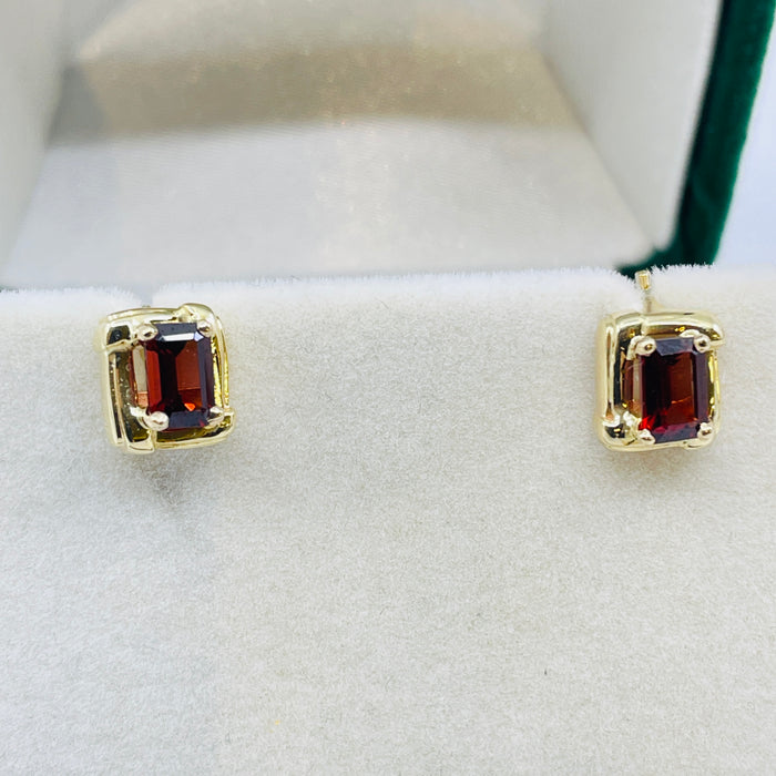 14kt Yellow Gold Garnet Earrings