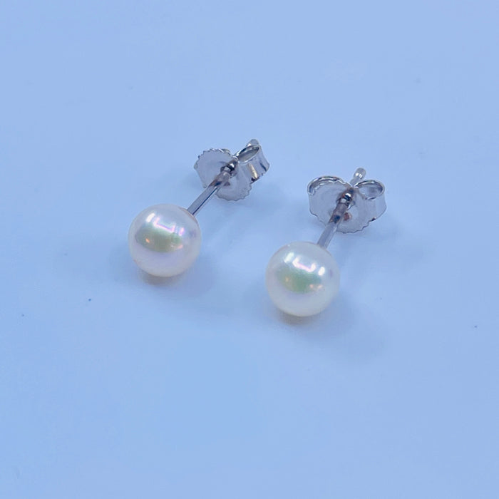 14kt White Gold 4.5mm Akoya Pearl stud earrings