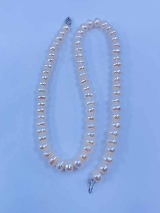 18” 8-6.5mm button fw Pearl Strand 14kt WG clasp