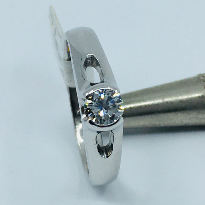 14k White gold round brilliant solitaire engagement ring