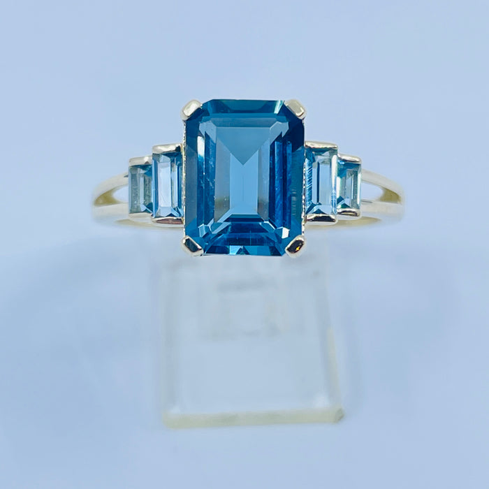 10kt Yellow Gold Blue Topaz ring