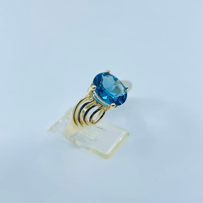 14kt Yellow Gold 2ct Blue Topaz ring