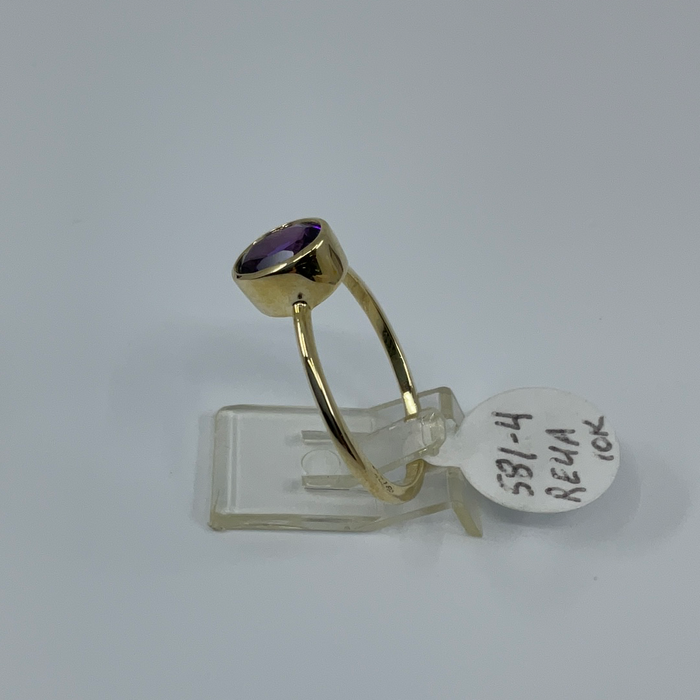 10kt Yellow Gold Oval Amethyst Ring