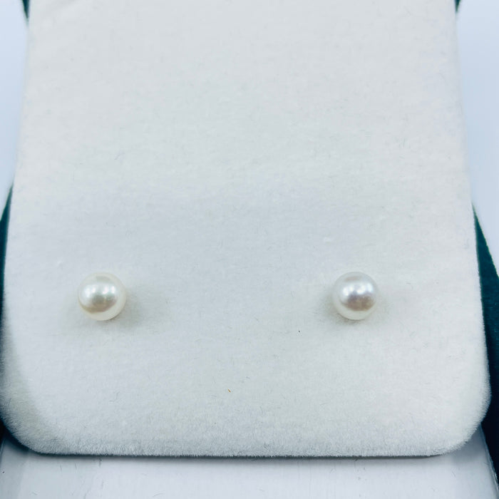 18kt Yellow Gold 5.2mm Pearl earrings