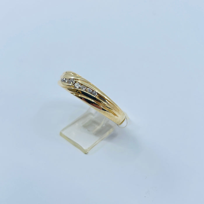 14kt Yellow Gold 8 Diamond .18ctw band