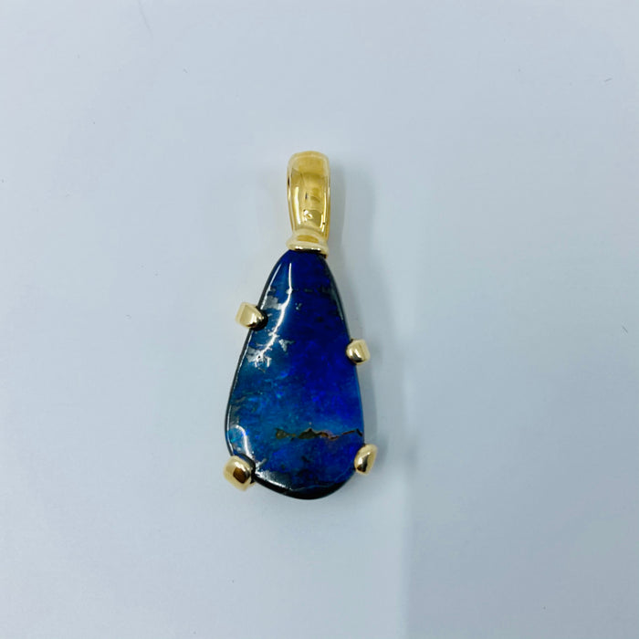 14kt Yellow Gold 8.5ct opal pendant