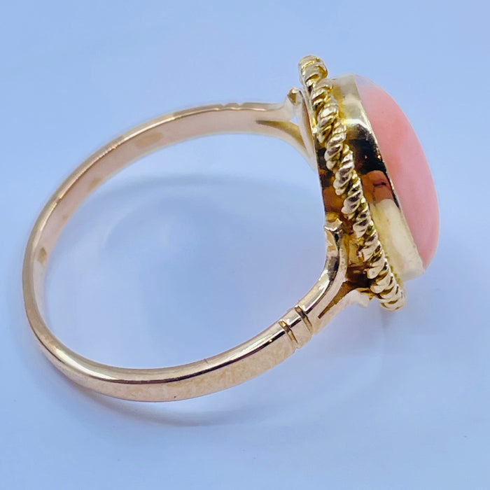 18kt Yellow Gold Coral ring
