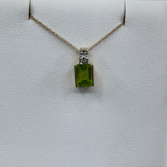 14kt Yellow Gold Peridot pendant