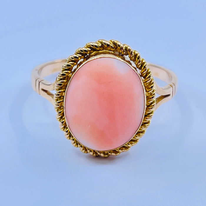 18kt Yellow Gold Coral ring