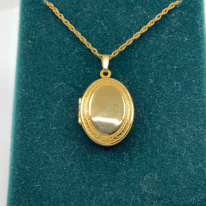 Gold Finish Rope Edge Oval Locket