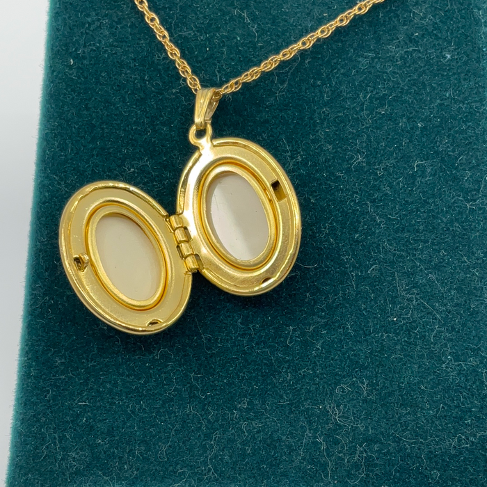 Gold Finish Rope Edge Oval Locket