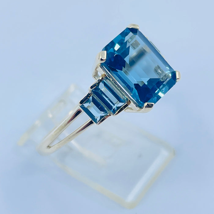 10kt Yellow Gold Blue Topaz ring