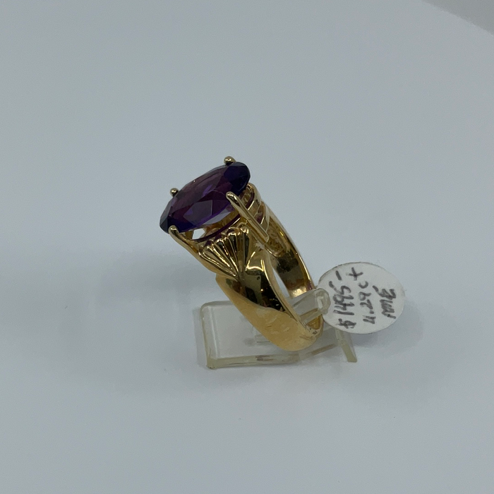 14kt Yellow Gold Oval Amethyst Ring
