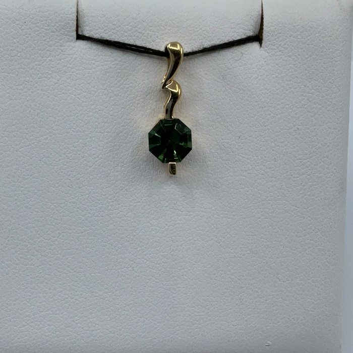 14kt Yellow Gold Green Quartz fancy cut pendant