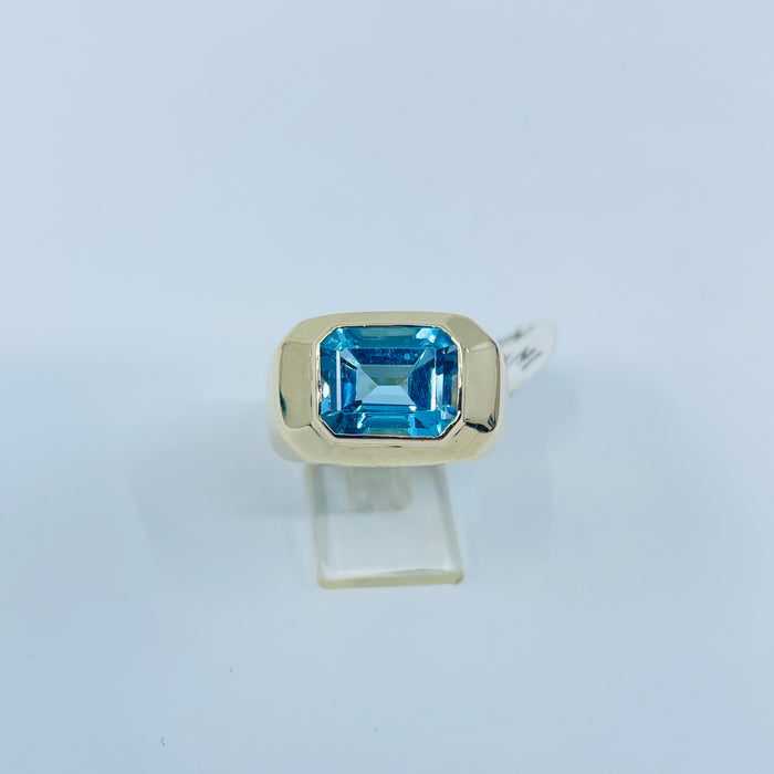 14kt Yellow Gold Blue Topaz ring